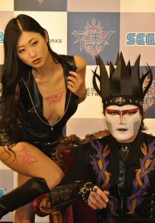 胸の谷間を全開にする壇蜜とデーモン閣下＝東京・赤坂