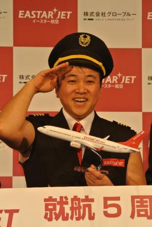 ワイルド機長として敬礼ポーズを決めるスギちゃん＝東京・原宿