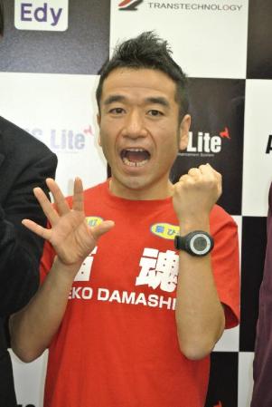 東京マラソンへ向けて意気込んだ猫ひろし＝東京・神保町