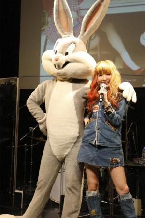 新曲「ねぇかまって？」でバックス・バニーとコラボすることを発表したＭｉｌｋｙ　Ｂｕｎｎｙ＝東京・渋谷