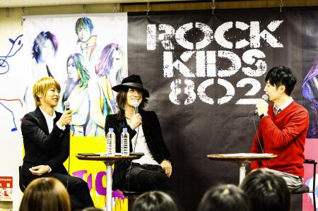 　「ＧＬＡＹ」のＴＡＫＵＲＯ（中央）とＪＩＲＯ（左）