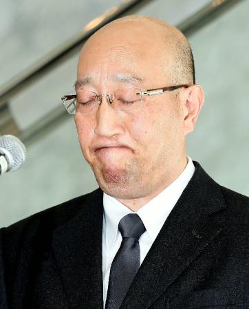 　アルジェリアから帰国し、記者会見で無念そうな表情を見せる日揮の川名浩一社長＝25日午前、横浜市西区