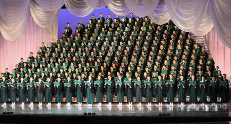 　宝塚歌劇・物故者音楽慰霊祭で献歌するタカラジェンヌ