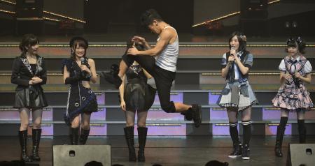 　先輩メンバーの倒し方を伝授する武井壮（中央）のアクションに驚く松井珠理奈（右から２人目）ら＝東京ドームシティホール（撮影・会津智海）