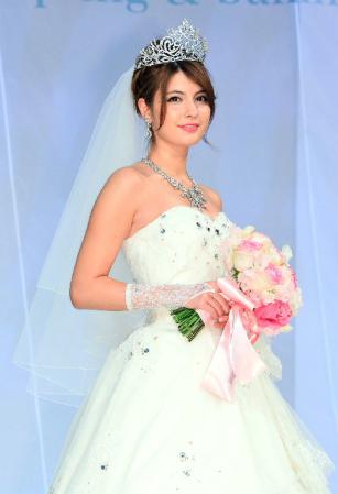 総額３億円のティアラセットを付けショーに出演したマギー＝東京国際フォーラム（撮影・持木克友）