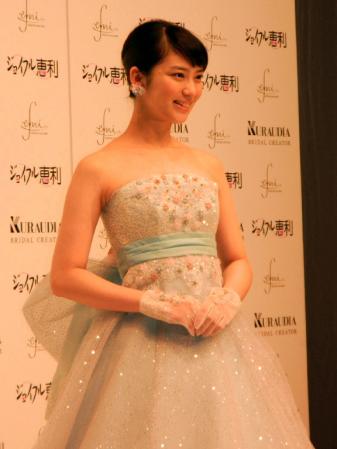 初プロデュースしたウエディングドレスの発表会を行った武井咲＝東京・銀座の時事通信ホール