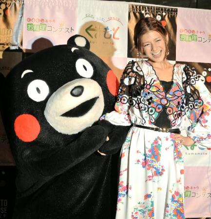 地元熊本の人気キャラ・くまモンとポーズを取るスザンヌ＝東京・丸の内