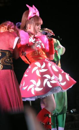 20歳の誕生日にかわいらしく歌うきゃりーぱみゅぱみゅ＝東京・増上寺