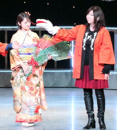 公演を終えた安達祐実を祝福した小川菜摘＝大阪市千日前