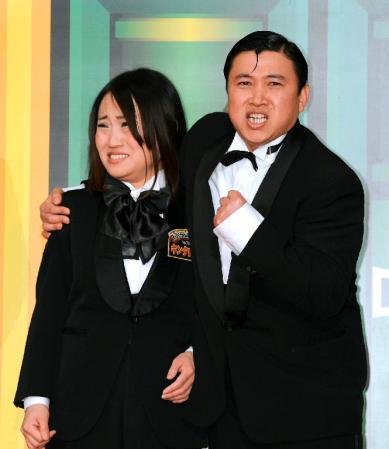 直接対決となり嫌がるキンタロー。（左）の肩を抱き意気込むスギちゃん＝品川プリンスホテル（撮影・北野将市）