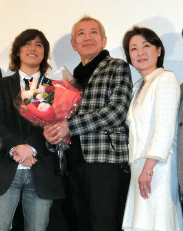 舞台あいさつに登場した（左から）塩谷瞬、中原丈雄、黒田福美＝東京・銀座シネパトス