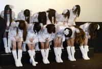 　峯岸みなみのお泊まり報道について謝罪する高橋みなみ（前列左から３人目）らＡＫＢ４８のメンバー