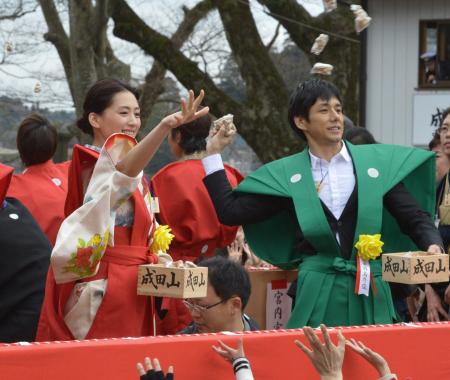 　笑顔で豆をまく綾瀬はるか（左）と西島秀俊＝成田山新勝寺（撮影・持木克友）