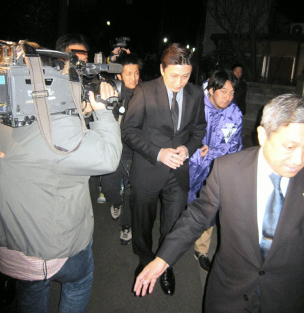 報道陣に囲まれる市川染五郎＝東京・目黒区