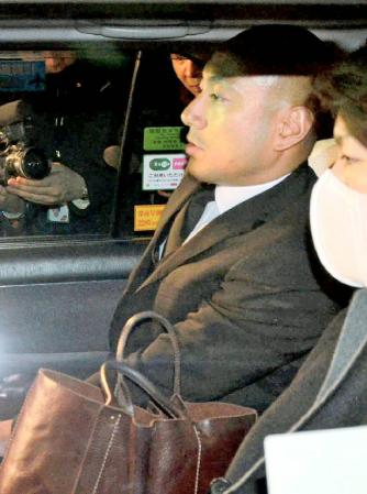 　市川団十郎さんの自宅を後にする海老蔵さん＝４日午前５時13分、東京都目黒区