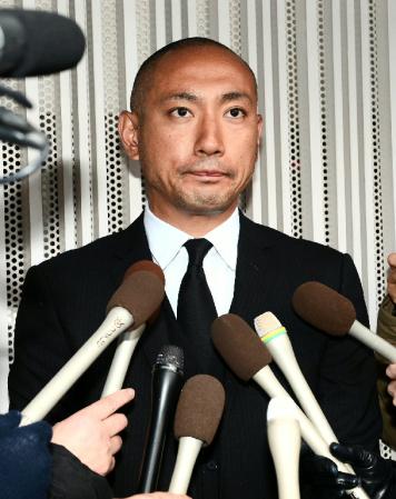 目を潤ませながら取材に応対する市川海老蔵（撮影・北野将市）