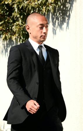 父・團十郎さんの自宅に何度も出入りする市川海老蔵＝東京・目黒区（撮影・北野将市）