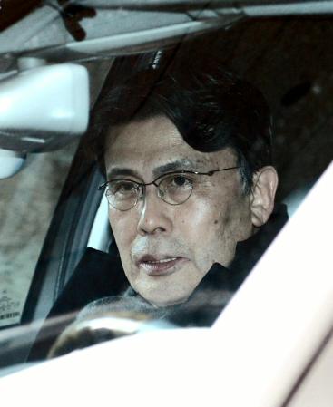 報道陣に会釈をして帰途に就く松本幸四郎＝東京・日生劇場