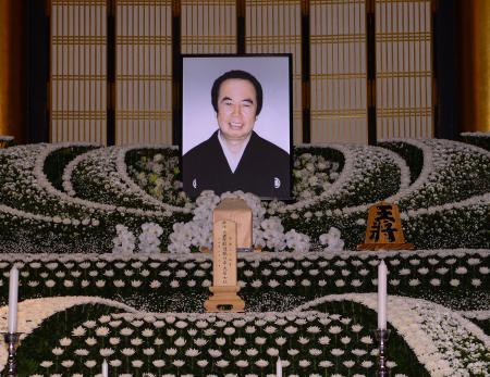 　故西川幸男さんの祭壇＝浅草・東本願寺（撮影・金田祐二）
