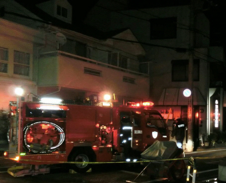 　宍戸錠の自宅が巻き込まれた火災現場＝東京・世田谷区