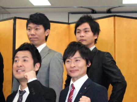 「第43回ＮＨＫ上方漫才コンテスト」本選に出場するモンスターエンジン（後列）と和牛（前列）＝大阪市内