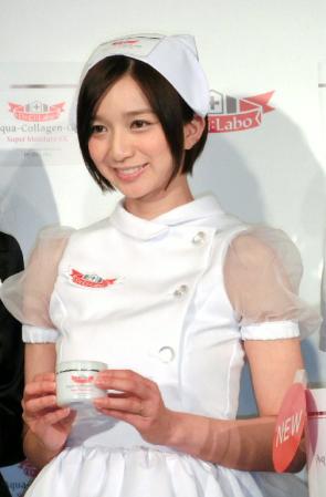 ピース綾部から口説かれていることを明かした芹那。左手薬指には指輪も＝東京・港区