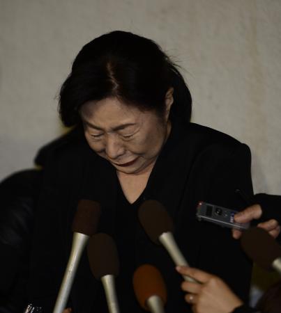 　市川團十郎さんの通夜で、涙ながらに思い出を語る中村玉緒