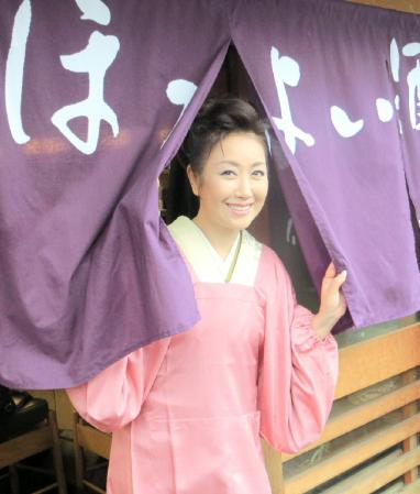 新曲発売イベントで一日女将として手料理を振る舞った伍代夏子＝東京・初台