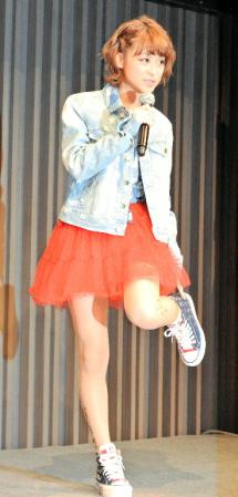 デザインを手掛けたスニーカーについて説明する鈴木奈々＝東京・日本橋