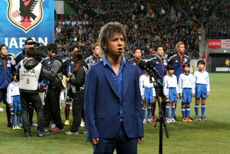 　国歌独唱する松岡充