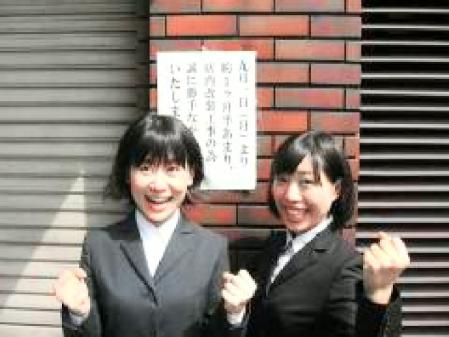 公務員漫才コンビ「安定志向」の福田恵さん（左）と藤京子さん