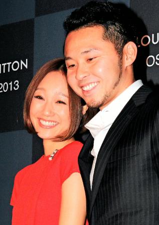 婚約後、初のツーショットを笑顔で披露した北島康介と千紗（左）。