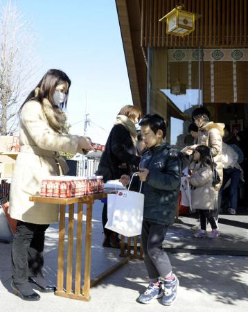 　祈とうを終え、お守り、ヨーグルトなどを受け取る子供たち＝東京・神楽坂の赤城神社
