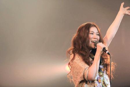 　関西弁のラブソングとトークで会場を盛り上げたティーナ・カリーナ