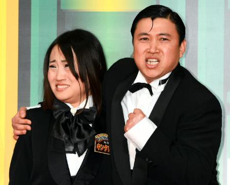 Ｒ‐１ぐらんぷりのファイナルでキンタロー。（左）とスギちゃんが敗れる大波乱（撮影は決勝進出会見の様子）