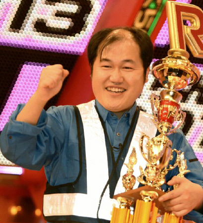 優勝トロフィーを手に会心の笑顔でガッツポーズを決める三浦マイルド＝東京・フジテレビ（撮影・開出　牧）