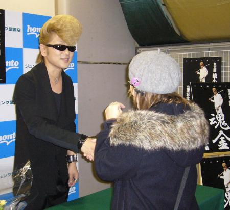 　ファンと握手する綾小路翔＝大阪・千日前