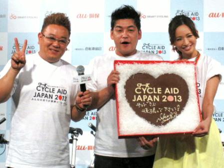 優木まおみ（右）の自筆メッセージ入りチョコを手に喜ぶサンドウィッチマン＝東京・赤坂の日本自転車会館