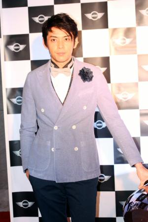 ＭＩＮＩの車体に手を添え表情を引き締める敦士＝・東京・渋谷