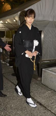 夫・山形基夫さんの通夜を執り行い、会見に姿をみせた鈴木杏樹＝築地本願寺（撮影・持木克友）