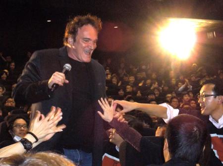 　観客に迎えられるクエンティン・タランティーノ監督＝東京・新宿ピカデリー