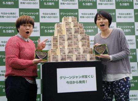 失恋を報告したハリセンボンの箕輪はるか（右）＝東京・銀座