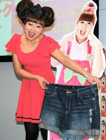 子豚一匹分やせたまぁこは、減量前の等身大パネルと記念撮影