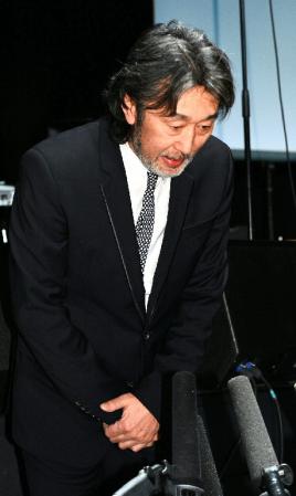 会見の冒頭頭を下げる中村耕一＝Ｍｔ．ＲＡＩＮＩＥＲＨＡＬＬ　ＳＨＩＢＵＹＡ（撮影・持木克友）