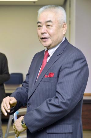 　大阪市立桜宮高の新体制発令式終了後、記者団の質問に答える柳本晶一氏＝大阪市役所