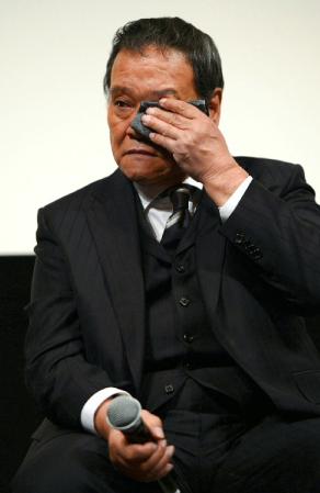 映画「遺体　明日への十日間」プレミア試写会の質疑応答で観客の言葉に涙ぐむ西田敏行＝東京・スペースＦＳ汐留（撮影・開出　牧）