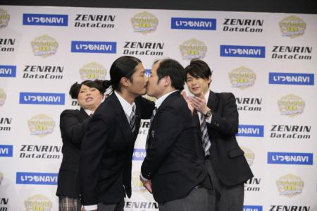 　お笑いトリオ、パンサーの菅良太郎（左）とキスをした三浦マイルド＝東京・ヨシモト∞ホール