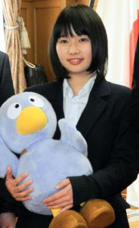 上田清司埼玉県知事を表敬訪問した松原菜野花＝埼玉・浦和の埼玉県庁