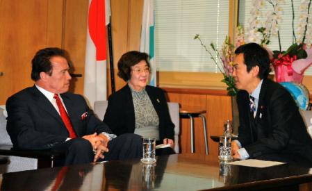 石原伸晃環境相（右）と意見交換したアーノルド・シュワルツェネッガー（左）＝都内のホテル