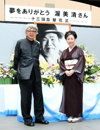 08年８月２日、渥美清さん十三回忌献花式に出席した、「男はつらいよ」で初代マドンナを演じた光本幸子さん。左は山田洋次監督＝東京・柴又の寅さん記念館（撮影・田村亮介）